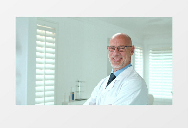 医生在实验室中站立微笑实拍视频素材