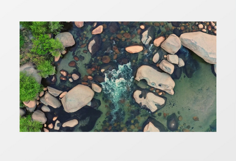 俯拍山涧中的小河水在流淌实拍视频素材