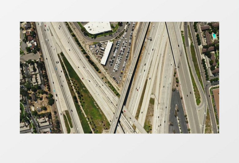 俯拍城市错综的道路和交通实拍视频素材