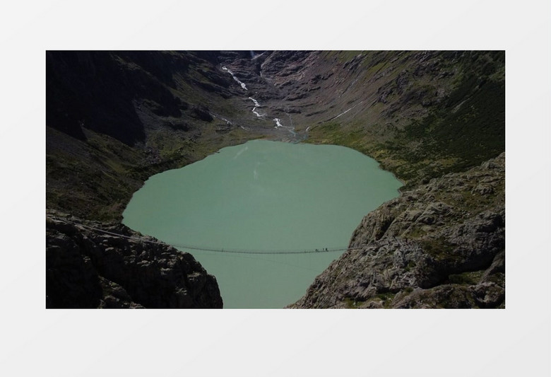 俯拍山川中间的湖泊实拍视频素材
