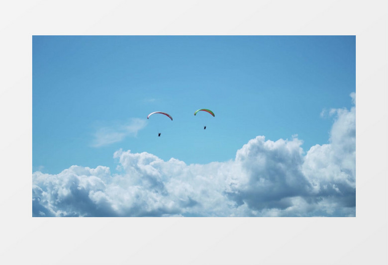 有两个人在玩滑翔伞实拍视频素材