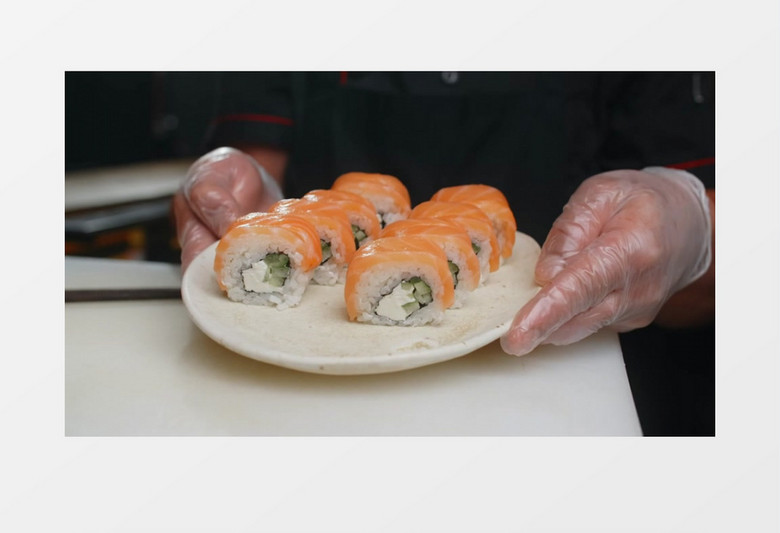 料理师装盘三文鱼寿司展示实拍视频素材