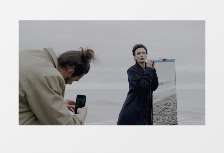 男人在海边给女人拍照实拍视频素材