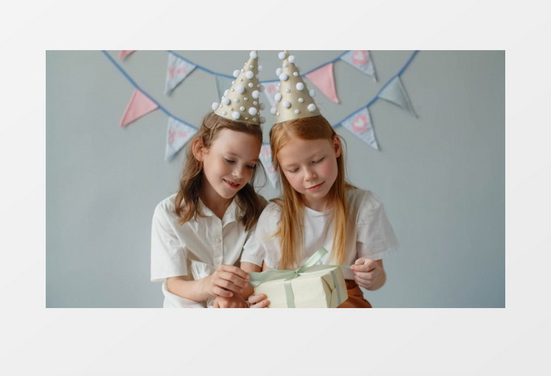 两个女孩在打开礼盒上的丝带实拍视频素材