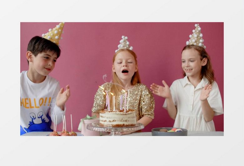女孩在鼓气吹灭生日蛋糕的蜡烛实拍视频素材