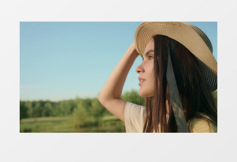 戴草帽的女人在湖边看风景实拍视频素材