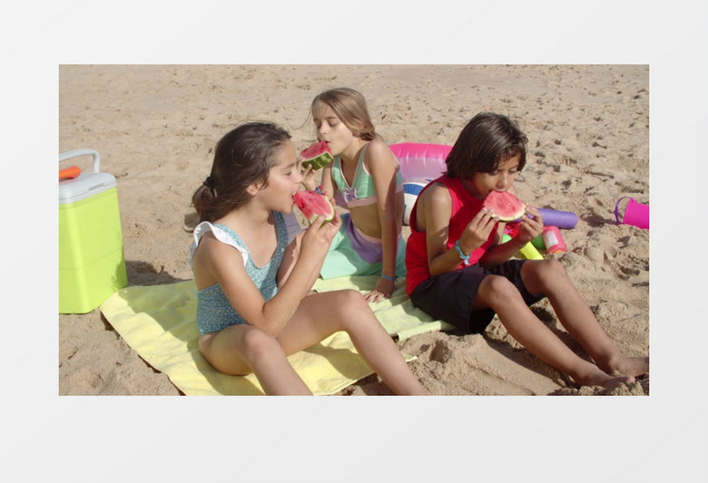 三个女孩在沙滩上吃西瓜实拍视频素材