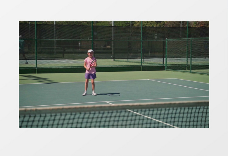 小女孩在打网球实拍视频素材