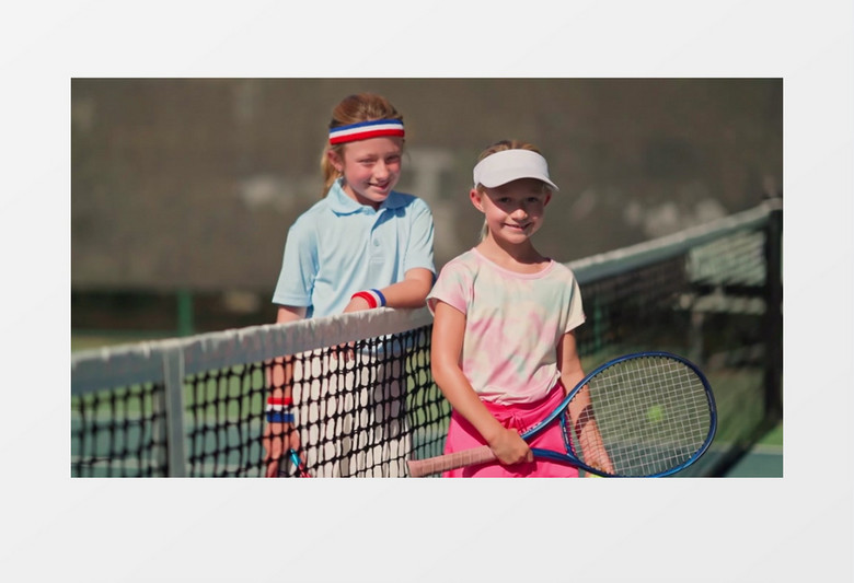两个女孩拿着网球拍合影实拍视频素材