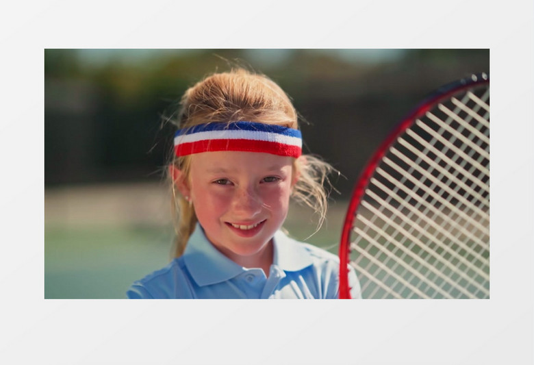小女孩拿着网球拍微笑实拍视频素材