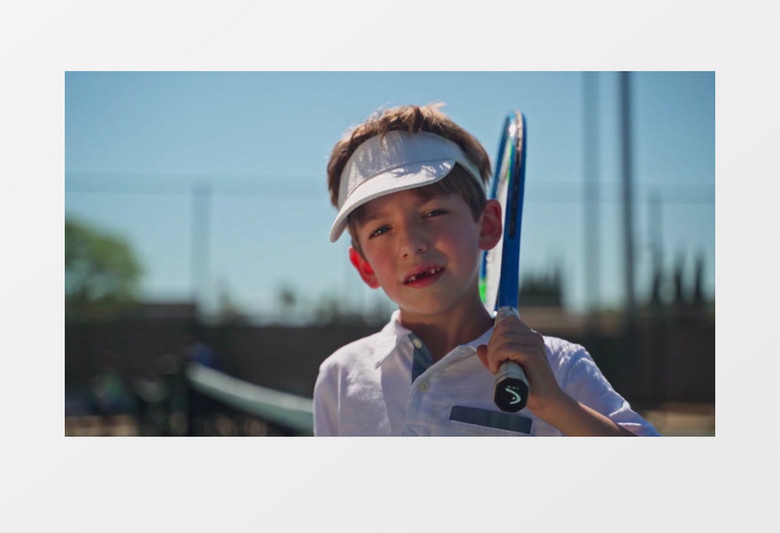 小男孩拿着网球拍站立实拍视频素材