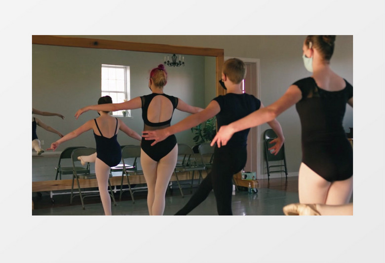 舞蹈演员们在练习芭蕾舞实拍视频素材