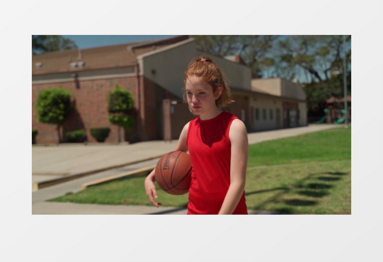 小女孩抱着篮球去水池边喝水实拍视频素材
