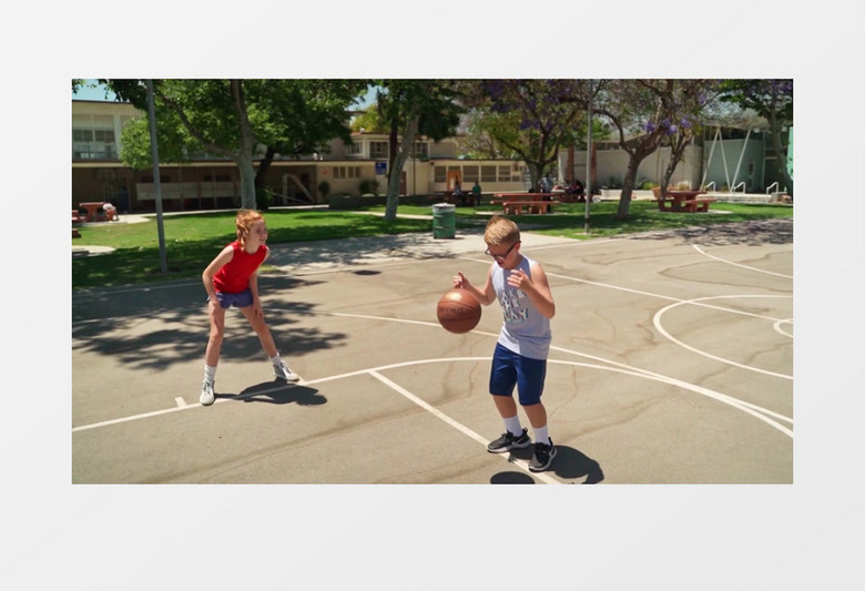 三个中学生在打篮球实拍视频素材