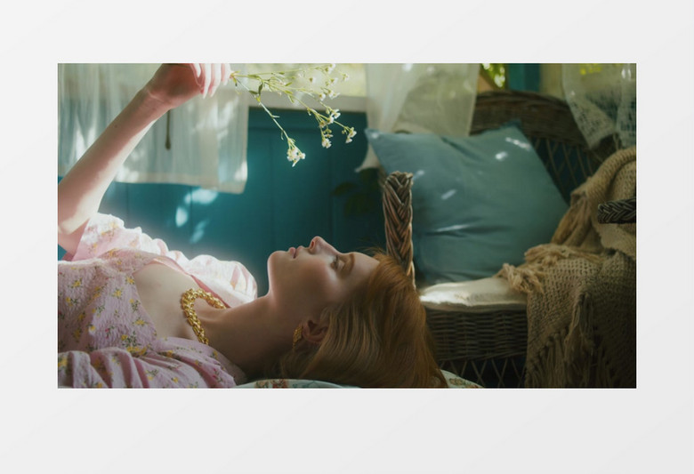 美女躺着看手中的雏菊实拍视频素材