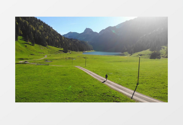 背包客在山底的小路上行走实拍视频素材