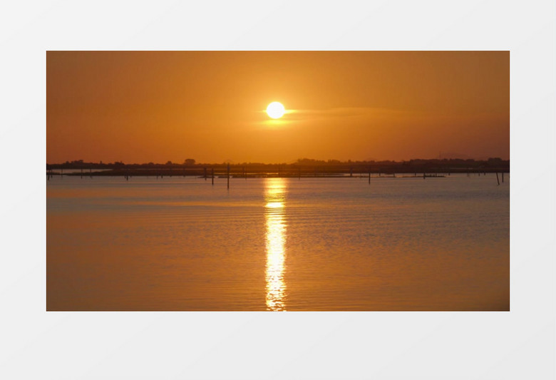 夕阳落日映射到水面上的景象实拍视频素材