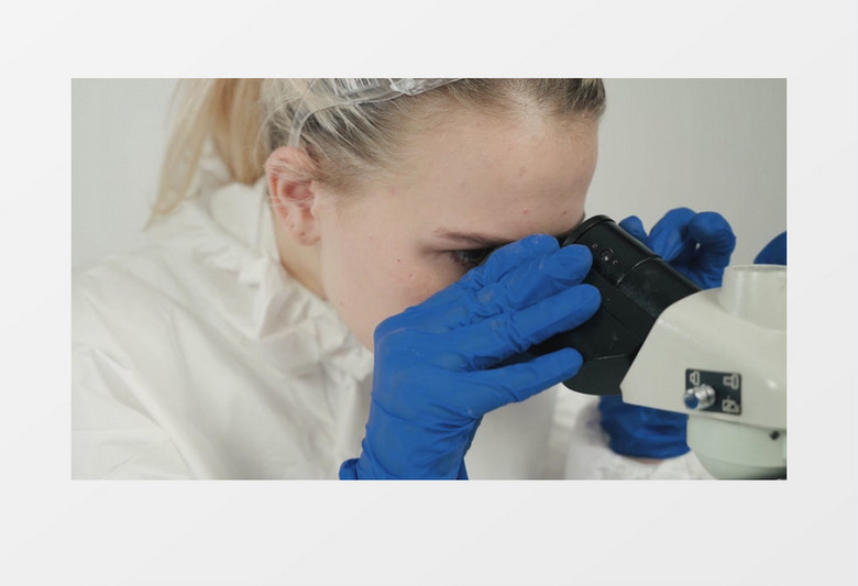 女医生在显微镜下观察实验标本实拍视频素材