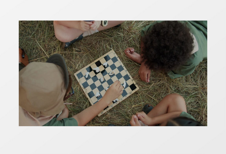 小朋友们在郊外下棋实拍视频素材