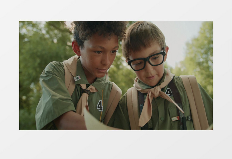 两个男孩在野外看地图徒步旅游实拍视频素材