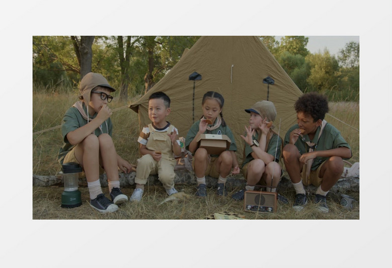 五个小朋友在帐篷前吃食物实拍视频素材