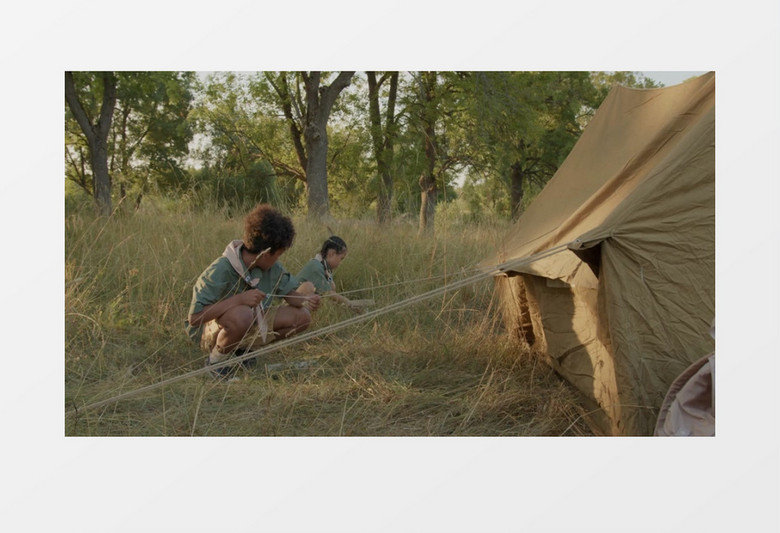 小朋友们在野外合作搭帐篷实拍视频素材