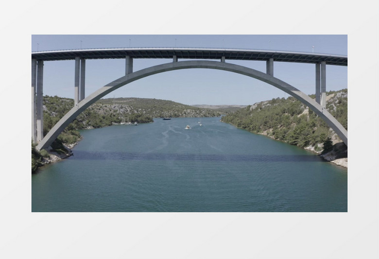 河水上空的高架桥和在河水中行驶的船只实拍视频素材