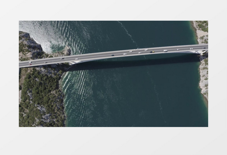 跨河高架桥上的车辆行驶状况实拍视频素材