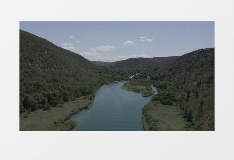 两山之间的瀑布和河水中停靠的船舶实拍视频素材