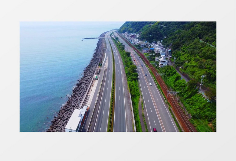 大海一侧的道路交通状况实拍视频素材