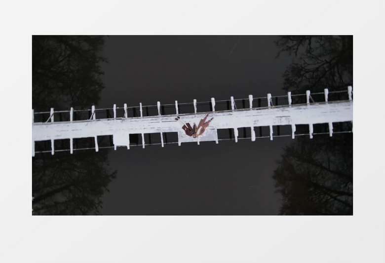 一对情侣躺在被雪覆盖的吊桥上实拍视频素材