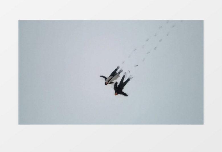 两个人手拉手躺在无边的雪地上实拍视频素材