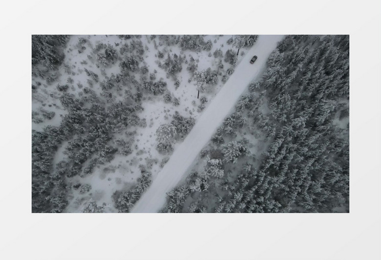 汽车缓缓行驶在被雪覆盖的道路上实拍视频素材