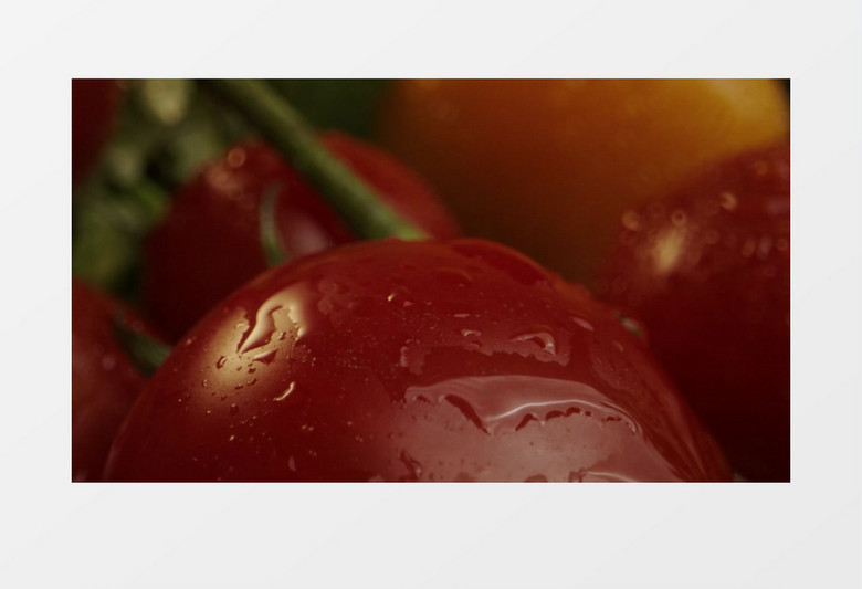 水滴洒在西红柿上实拍视频素材