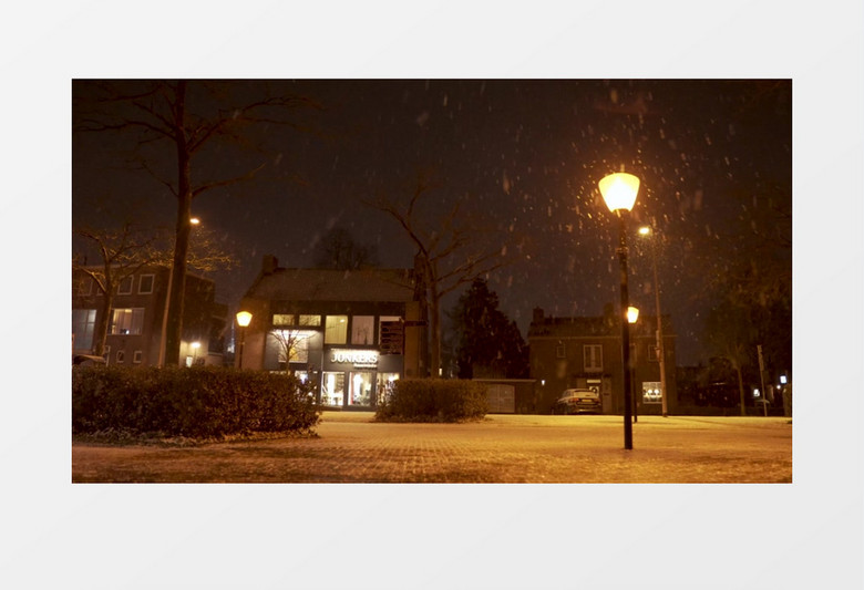 空镜头拍摄道雪花飘落在小街上实拍视频素材