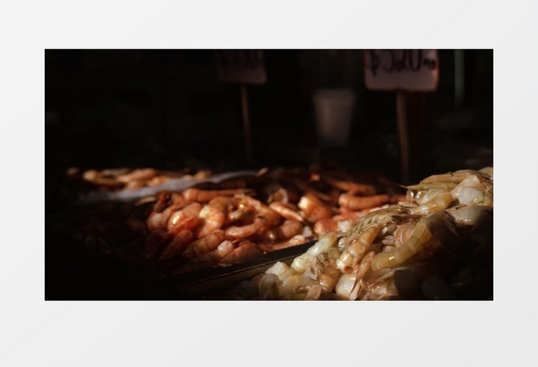 码放整齐的鲜虾在等待顾客购买实拍视频素材