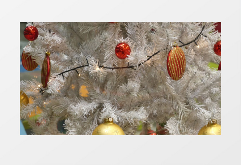 挂满装饰球的白色圣诞树实拍视频素材