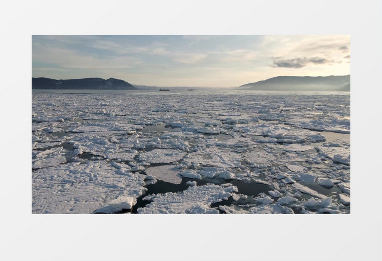 水中冻结的冰块实拍视频素材