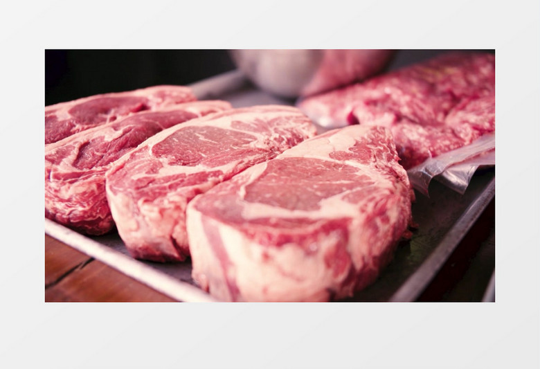在盘中码放整齐的牛肉实拍视频素材