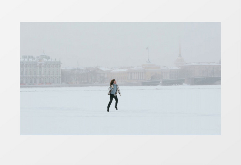 女人在雪中奔跑实拍视频素材