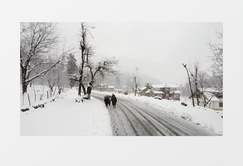 在雪中的道路上漫步的人群实拍视频素材