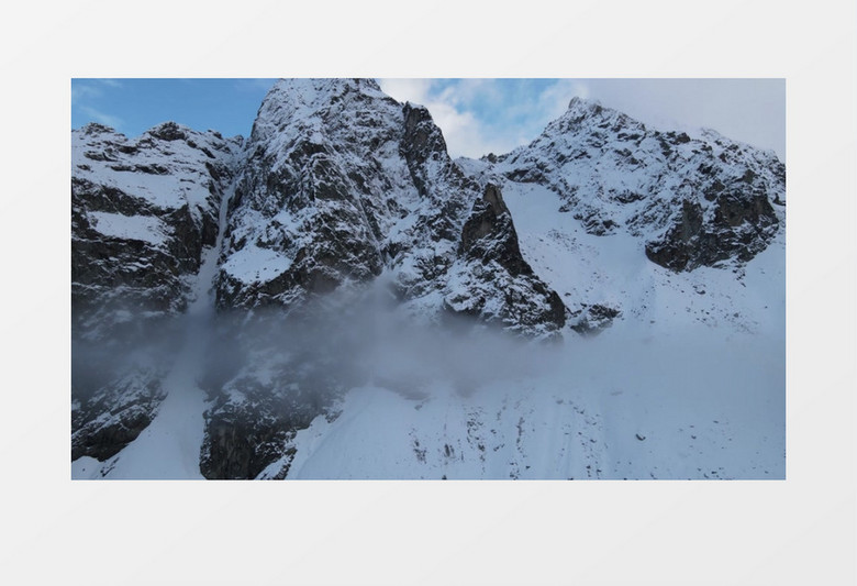 宏伟的雪山和半山腰氤氲的雾气实拍视频素材