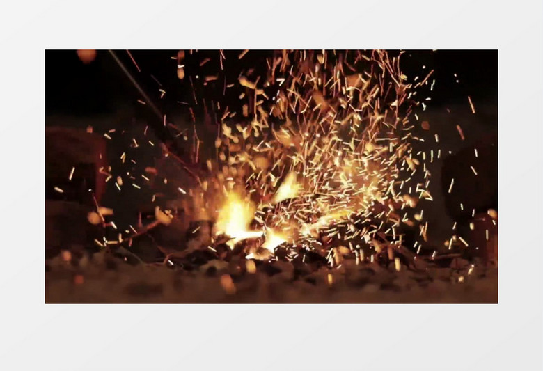篝火燃烧发出红色的火焰实拍视频素材