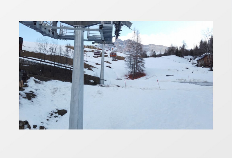 在雪山上来回穿梭的缆车实拍视频素材