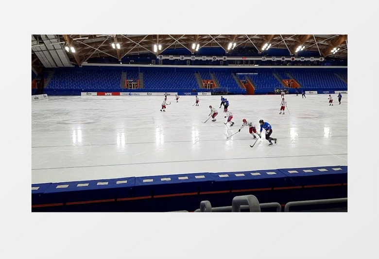 冰球运动员在打冰球实拍视频素材