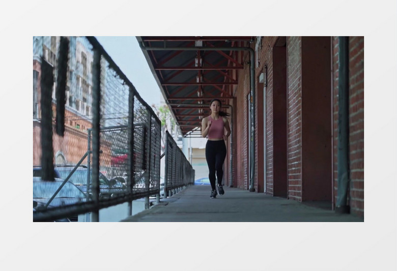 一个女孩在街边跑步实拍视频素材