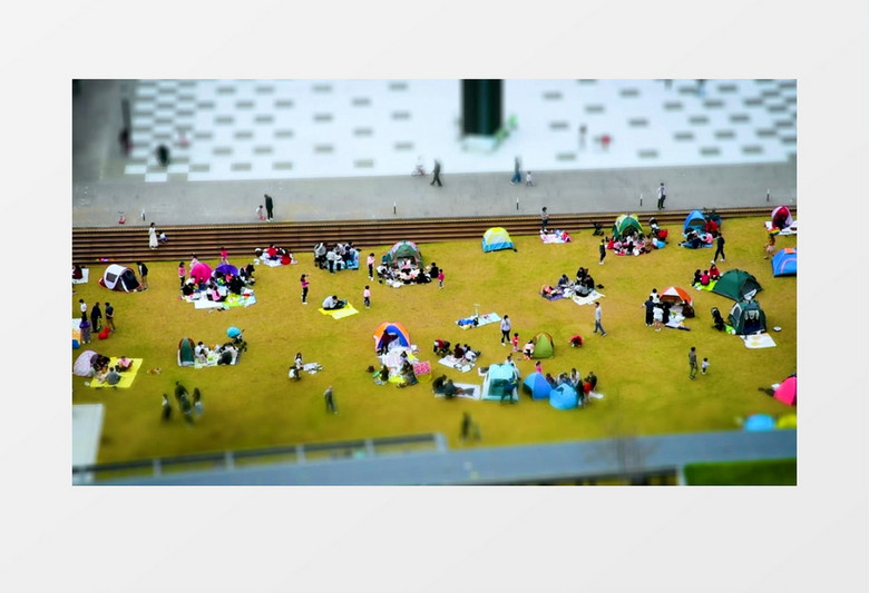 延时拍摄一群人在草地上游玩野餐实拍视频素材