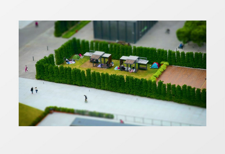 延时拍摄一群人在草地的凉亭下野餐实拍视频素材