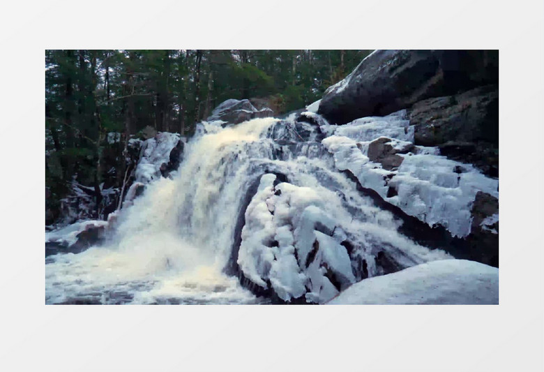 山脚下的小瀑布和周边未融化的冰雪实拍视频素材