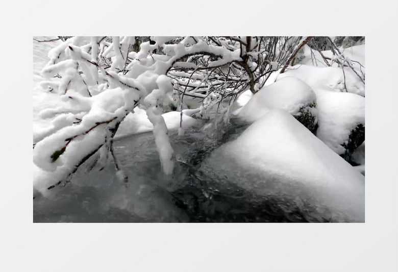 冰雪下面潺潺流动的溪水实拍视频素材